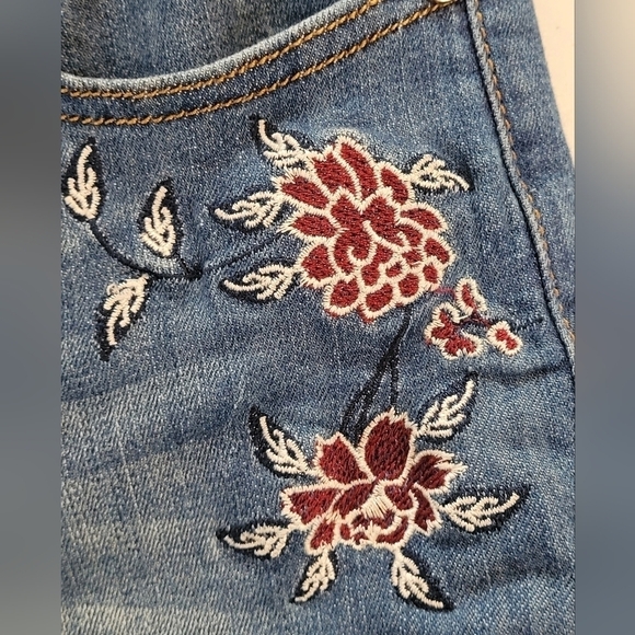 Harper Floral Embroidered Distressed Denim Mid-Rise Shorts - Size 29 - Picture 3 of 9